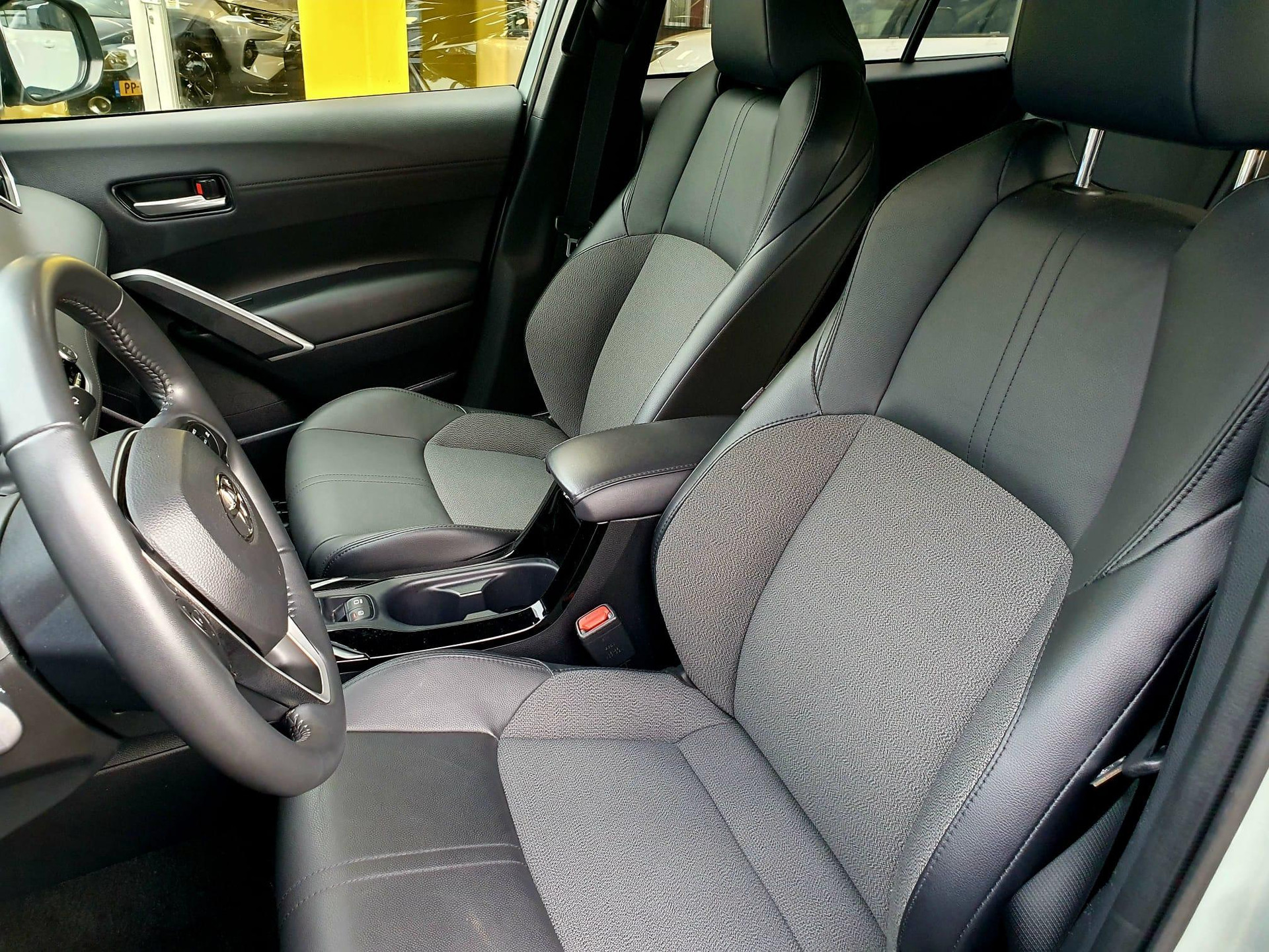 Toyota Corolla Cross 2.0 High Power Hybrid First Edition All-in prijs! 48726884-25.jpg | Van Gorp Auto’s